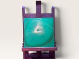 tableau posé sur un chevalet en bois sur lequel est représentée une peinture verte et violette