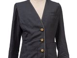 La veste est noire et comporte un bouton doré sur le devant.