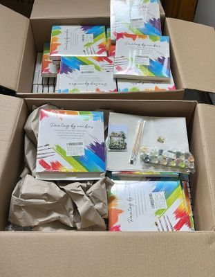 Des cartons remplis de livres sont empilés les uns sur les autres sur une table