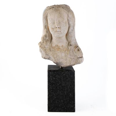 sculpture d'une tête de femme sur un socle en marbre noir