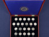 le coffret de pièces de la Monnaie royale dans son écrin de présentation