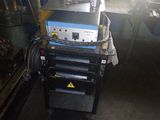 une machine posée sur un chariot
