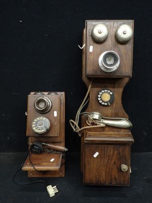 deux téléphones à l'ancienne posés l'un à côté de l'autre sur un fond noir