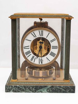 une horloge posée sur une table