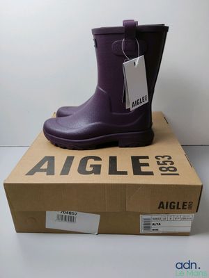 an image of a pair of purple rain boots sitting on top of a box