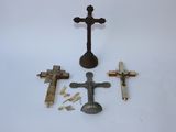 de nombreuses croix posées sur une table