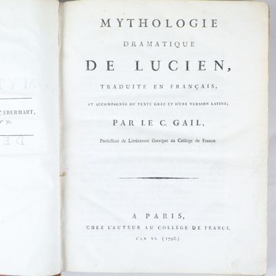 un livre portant un titre, posé sur une table