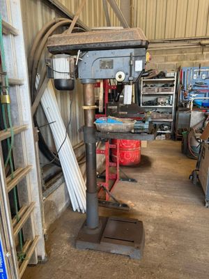 une machine qui se trouve à l'intérieur d'un bâtiment