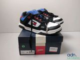 une paire de chaussures qui se trouve sur le dessus d'une boîte