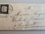 une vieille enveloppe timbrée posée sur une table