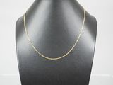 un collier à chaîne en or sur un présentoir à mannequin