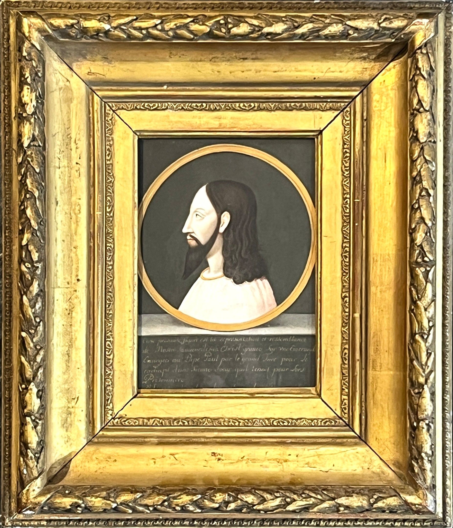 Ecole du XIXe siècle. Christ de profil dans un tondo. Gouache sur papier. 18 x 14 cm. Cadre en bois et stuc doré à dé...