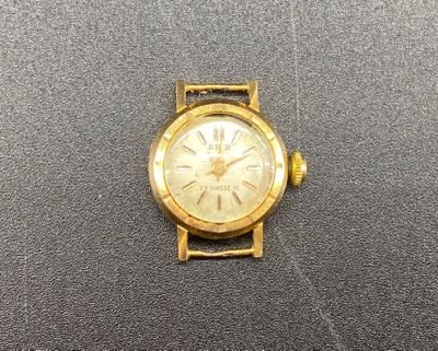 une image d'un gros plan d'une montre-bracelet sur une table