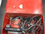 une boîte rouge contenant tout un tas de fils