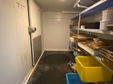 une pièce équipée d'étagères et de bacs de rangement