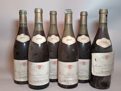 six bouteilles de vin sont alignées sur une table