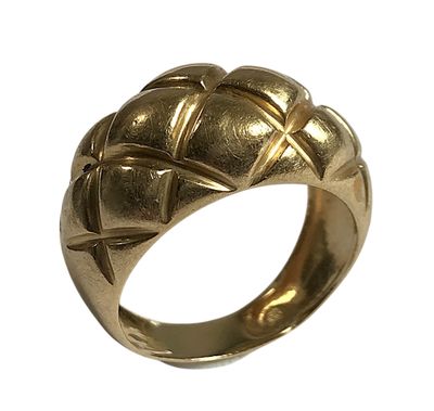 une image d'une bague en or sur fond blanc