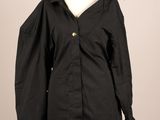 une image d'un manteau noir sur un support de mannequin