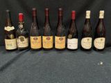 plusieurs bouteilles de vin sont alignées sur une table