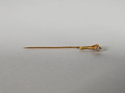 une image représentant un bâton en or orné d'un diamant