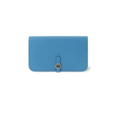 un portefeuille en cuir bleu muni d'un fermoir métallique sur le devant
