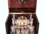 une boîte en bois contenant un ensemble de verres