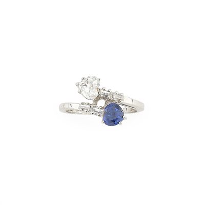 gros plan d'une bague en diamant et saphir sur fond blanc