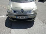 une photo d'une voiture garée sur un parking