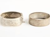 une paire d'alliances anciennes en argent sur fond blanc
