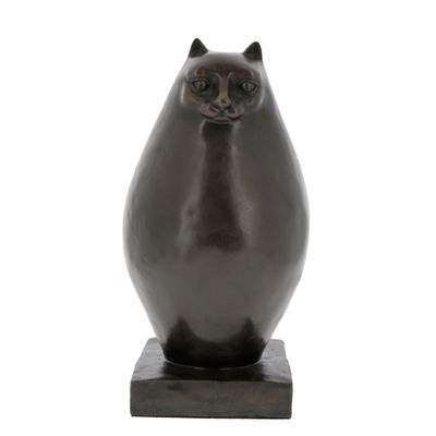 sculpture représentant un chat assis sur un socle en bois, sur fond blanc