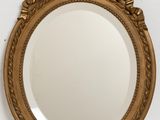 un miroir accroché au mur
