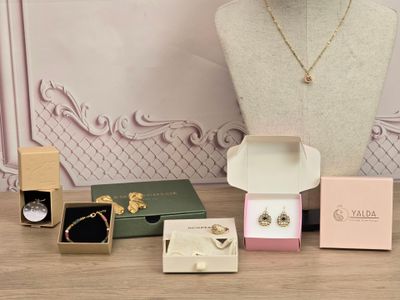 une vitrine de bijoux posée sur une table à côté d'un mannequin