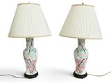 paire de lampes de style chinois avec un abat-jour blanc et un motif floral sur le pied