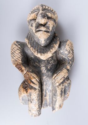 an old statue of a man with a hat on his head