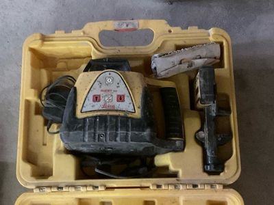 une mallette jaune posée par terre, contenant des outils