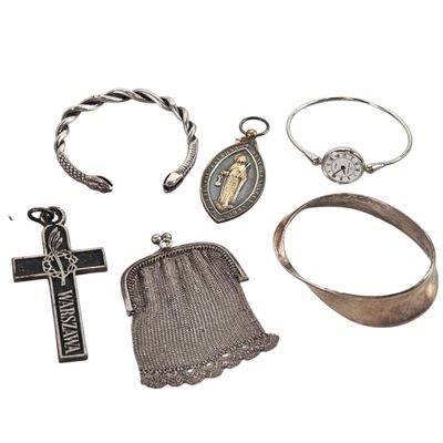 un assortiment de bijoux en argent, notamment des bagues, des bracelets et une croix