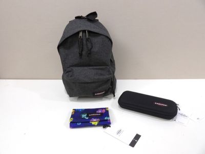 un sac à dos, une trousse et d'autres objets posés sur une table