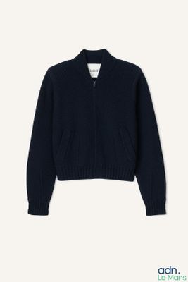 un pull pour femme à col zippé et à manches longues