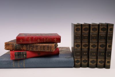 plusieurs vieux livres empilés sur une surface blanche
