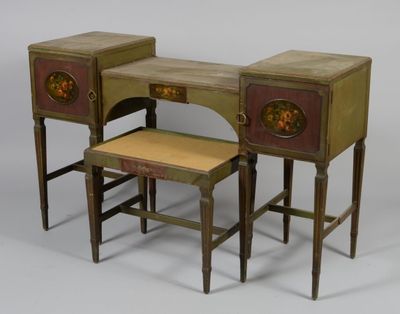 un petit bureau avec deux tabourets à côté