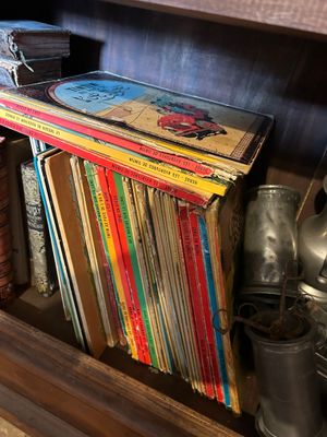 une étagère avec un tas de livres dessus