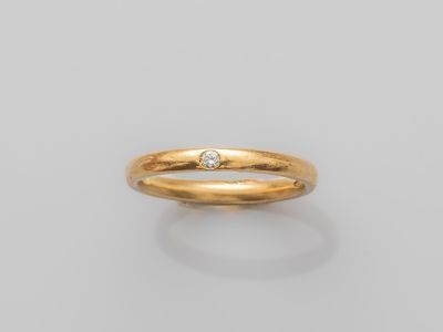 une bague en or jaune sertie d'un seul diamant