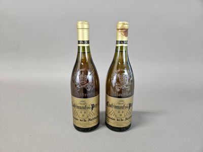 deux bouteilles de vin posées l'une à côté de l'autre sur une table