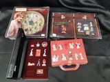 il y a beaucoup d'objets dans la vitrine posée sur la table