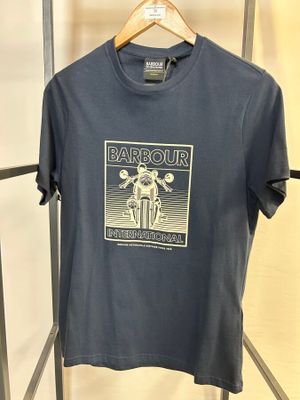Le t-shirt est bleu et comporte l'image d'un homme à cheval.