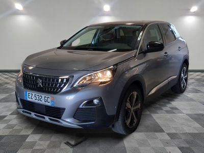 la voiture argentée est garée dans le garage sur un sol en damier