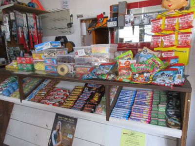 un présentoir de bonbons et de barres chocolatées dans un magasin