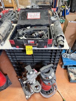 un tas d'outils posé sur une table dans un garage