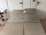une table sur laquelle sont posés plusieurs morceaux de béton