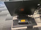 un bureau équipé d'un ordinateur et d'un clavier